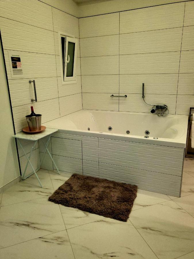 Romantic Deluxe Svite Wise Jacuzzi And Sauna Atenas Exterior foto