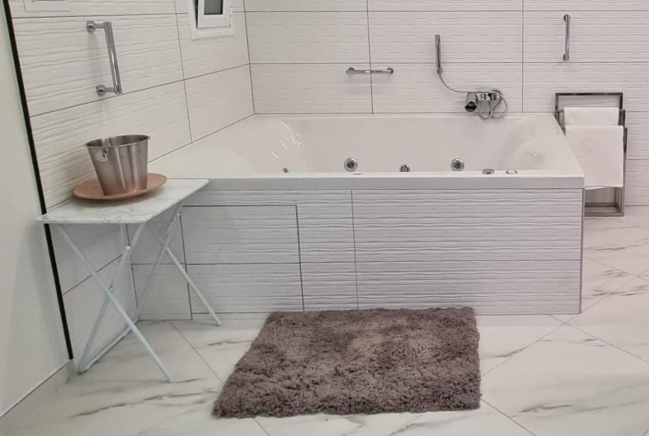 Romantic Deluxe Svite Wise Jacuzzi And Sauna Atenas Exterior foto